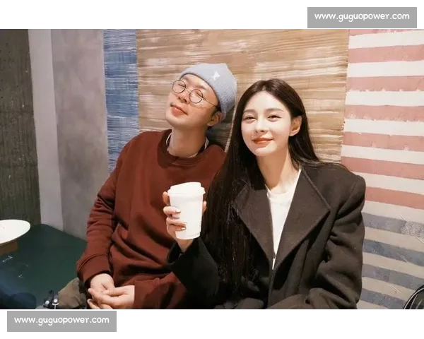 杜海涛沈梦辰伦敦返京,机场比心互动甜度超标